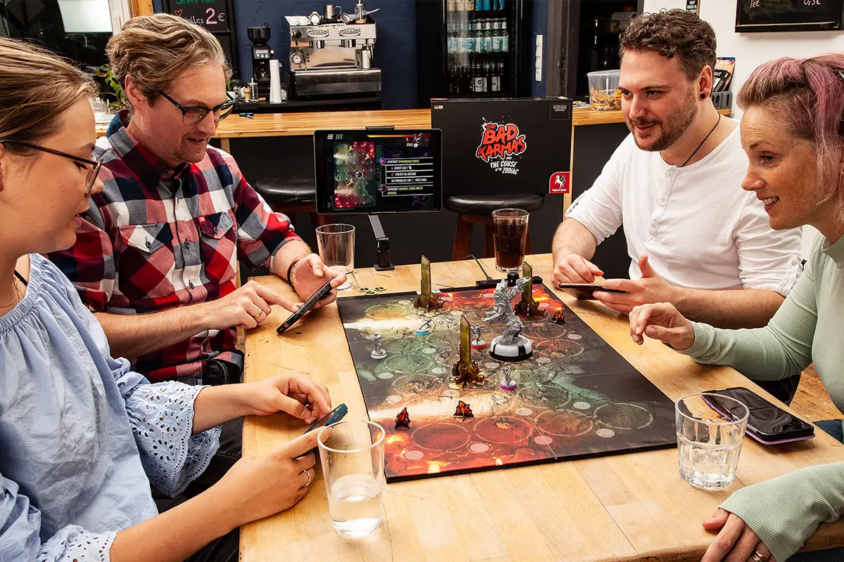 Spielgruppe am Teburu-Board mit The Bad Karmas