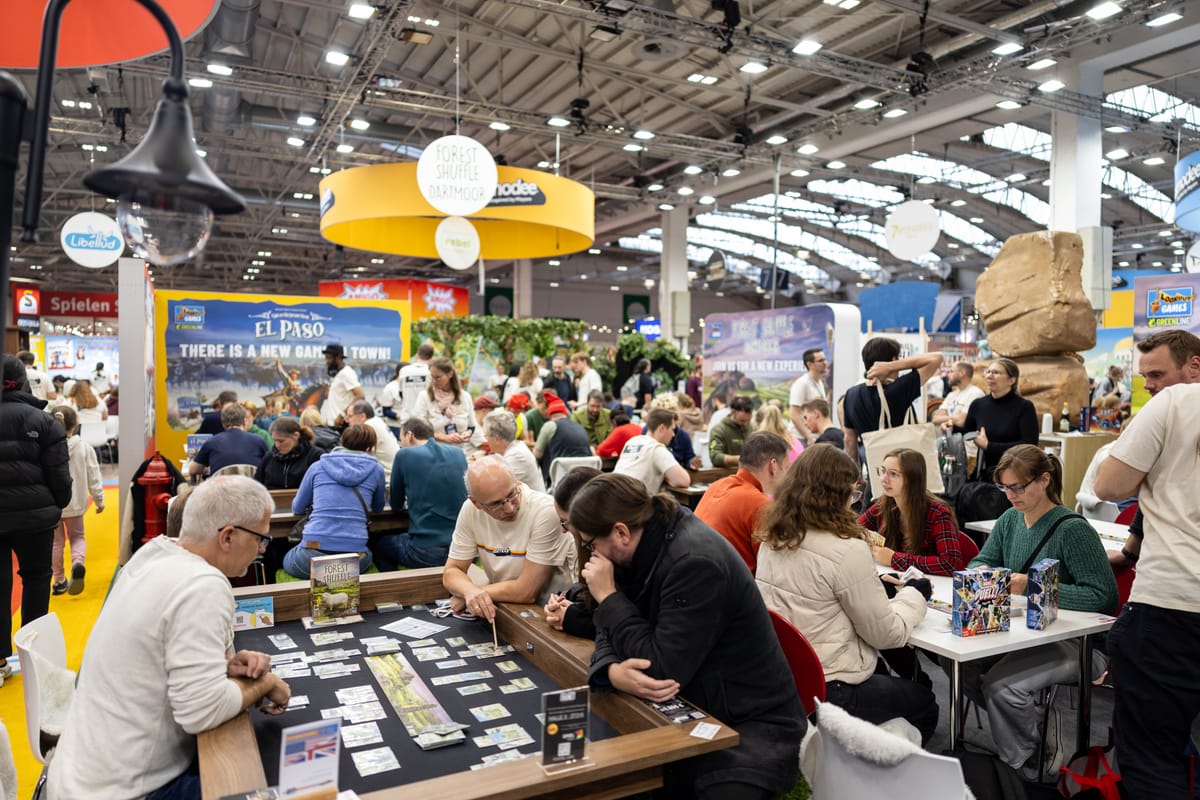 Publikum auf der Brettspielmesse SPIEL Essen 2025 in einer Messehalle