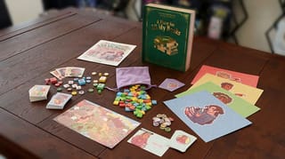 Spielmaterial von A Place for All My Books mit Bücherstapeln in einer Wohnung auf dem Spielplan